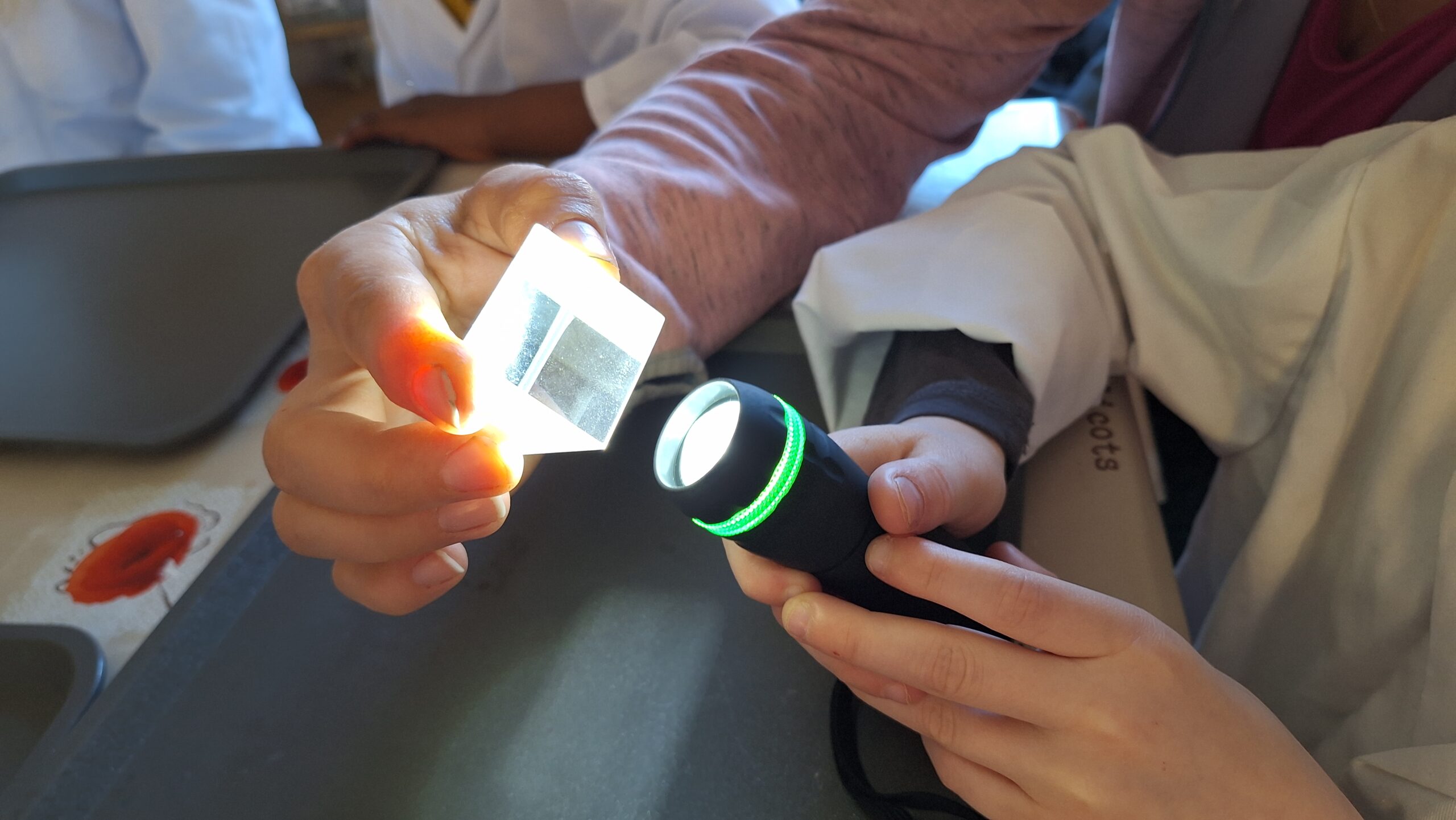 Taskulampppu ja prisma.