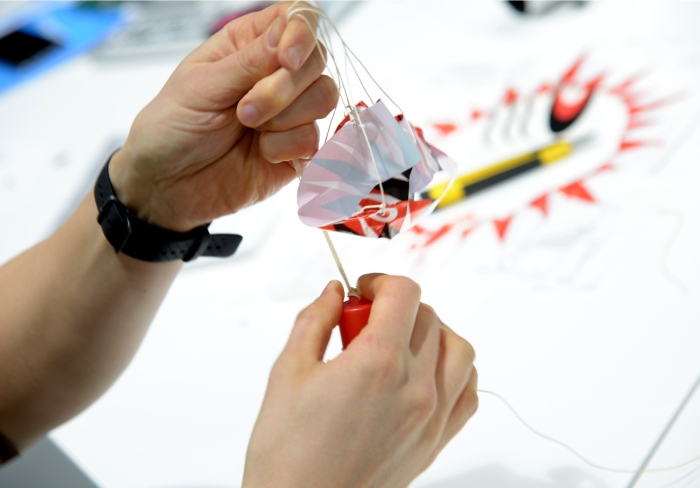 kädet jotka pitävät naruja ja paperia